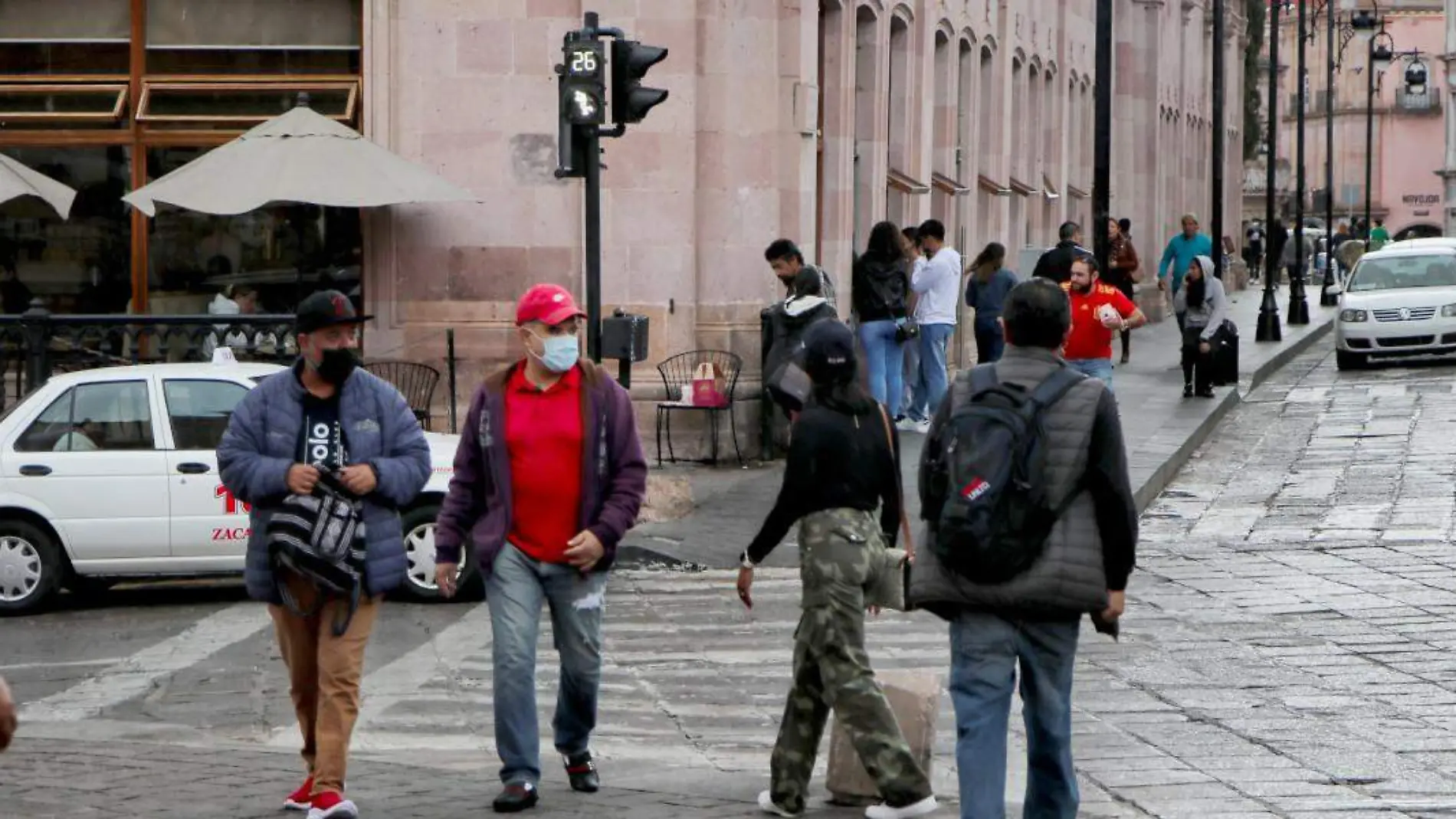 Personas con cubrebocas en el centro de Zacatecas